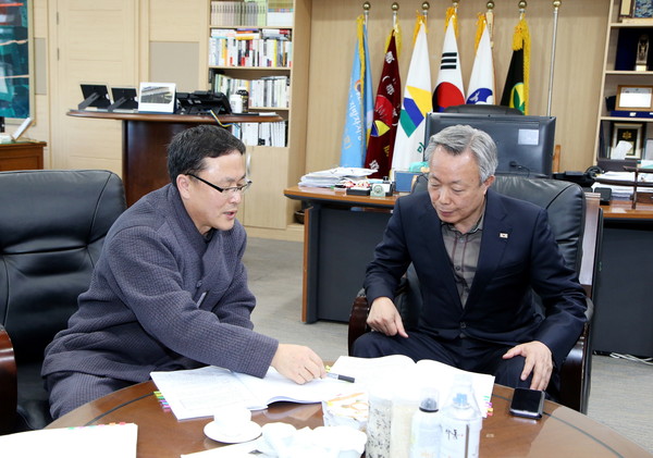 윤상기 군수(오른쪽)와 정재상 소장이 독립운동가 발굴 관련 의견을 나누고 모습./ⓒ하동군