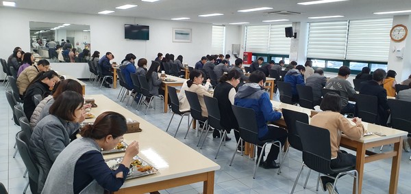 합천군은 코로나 19 전파를 차단하고 산발적 집단감염을 예방하기 위해 고강도 사회적 거리두기 실천에 나섰다.(한줄 식사하기)./ⓒ합천군