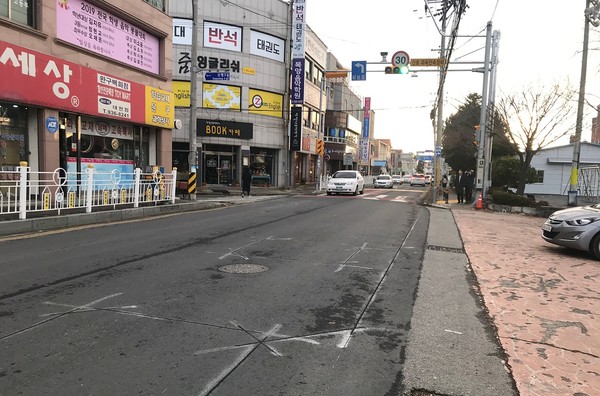 어린이보호구역 초등학교 앞 과속단속카메라 설치 장면.©보령시청