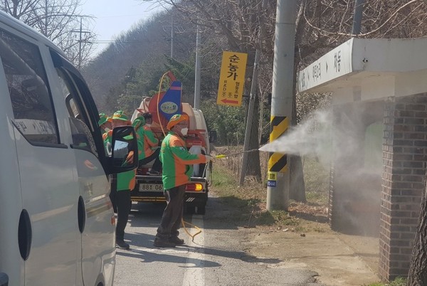 예산군 자율방재단원들이 오지마을 구석구석 방역에 구슬땀을 흘리고 있다./ⓒ이종선 기자