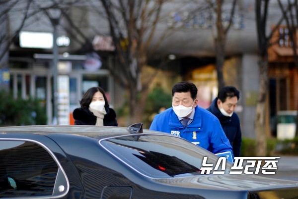 사진은  4.15 총선 서울 송파갑선구에 출마한 더불어민주당 조재희 국회의원 예비후보가 아침 인사를 하며 선거운동을  하고 있는 모습 ⓒ최문봉 기자