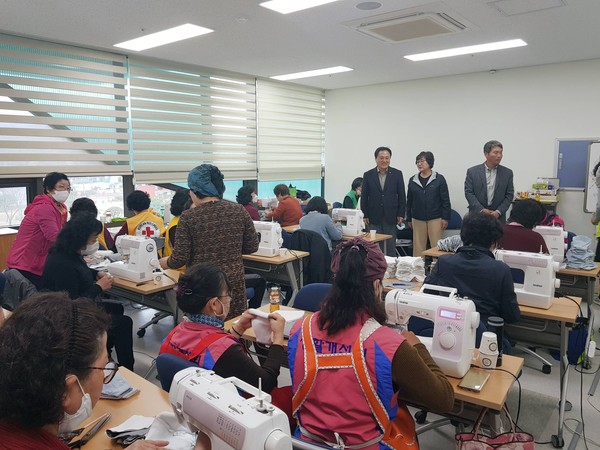 함양군체육회은 27일 함양군사회복지센터를 방문해 연일 마스크 제작에 열중인 함양군여성단체협의회 회원들을 격려했다./ⓒ함양군