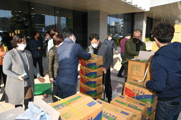 군청 공무원들이 학교급식용 지역 농산물을 앞 다퉈 구매하고 있다./ⓒ이종선 기자