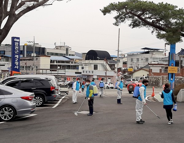 합천군 한반도 산악회는 지난 28일 합천읍사무소를 방문해 코로나19 극복을 위해 사용해 달라며 성금을 기탁했다./ⓒ합천군