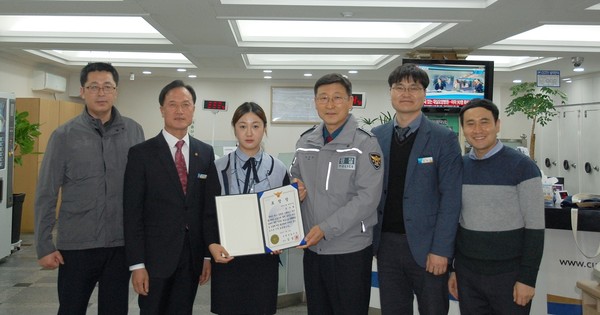 충남 보령경찰서(서장 김정훈)는 보이스피싱 범죄피해를 예방하는데 기여한 신협 대천지점 직원 유수현씨에게 경찰서장 표창을 수여하고 ‘우리동네 시민경찰 흉장’을 전달했다.©보령경찰서