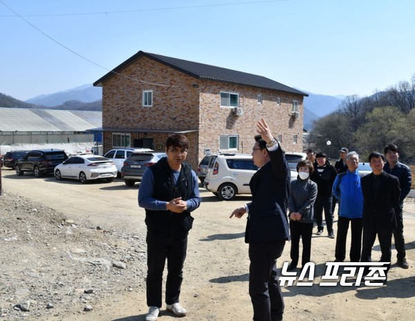 30일 지난해 아프리카돼지 열병 피해 농가 방문한 김성원 의원./뉴스프리존