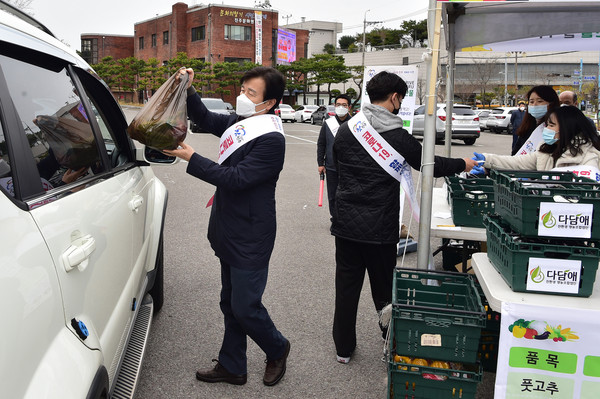 진주시는 지난 3월 28일∼29일까지 양일간 코로나19 확산에 따른 개학 연기로 납품이 어려운 농업인을 돕기 위해 학교급식용 친환경 농산물 팔아주기 행사를 드라이브 스루 방법으로 운영 했다./ⓒ진주시