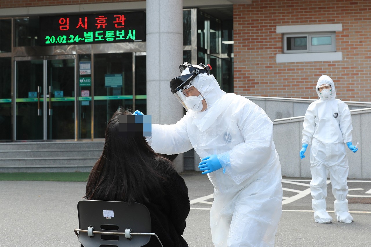 대전에서 신종 코로나바이러스 감염증(코로나19) 확진자가 2명이 추가돼 총 36명이 됐다. 대전시 35-36번 확진자가 발생한 침산동 청소년수련마을에서 검체 채취 모습./ⓒ대전광역시청