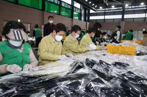 포항시, 개학 앞둔 학생과 교직원에게 마스크와 손소독제 보급/Ⓒ포항시청