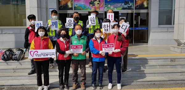 거창군자원봉사센터와 거창읍새마을지도자협의회는 지난 31일, 4월 1일 이틀간 관내 소상공인을 대상으로 방역 봉사활동을 실시했다./ⓒ거창군