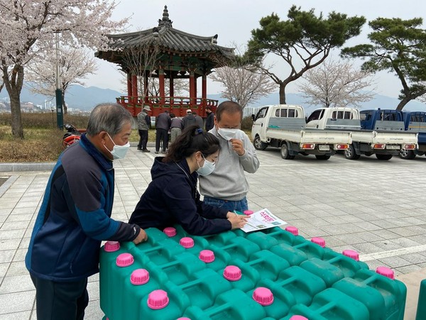 거창군은 1일 코로나19 대응 지역경제살리기의 일환으로 1.5ha 이상 사과농가 중 약제적화를 희망하는 농가를 대상으로 적화제를 무상으로 공급했다./ⓒ거창군