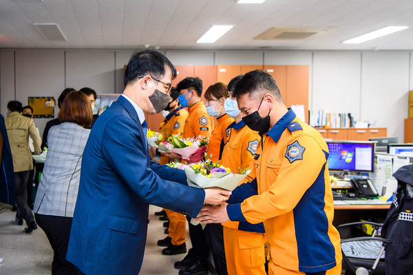 장충남 남해군수 소방공무원 격려모습./ⓒ남해군