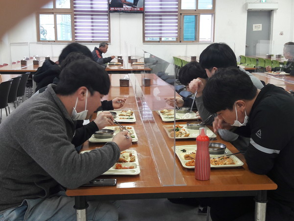 산청군은 코로나19 예방과 확산 방지를 위해 금서제2농공단지복지관 공동식당에 투명 칸막이를 설치했다./ⓒ산청군