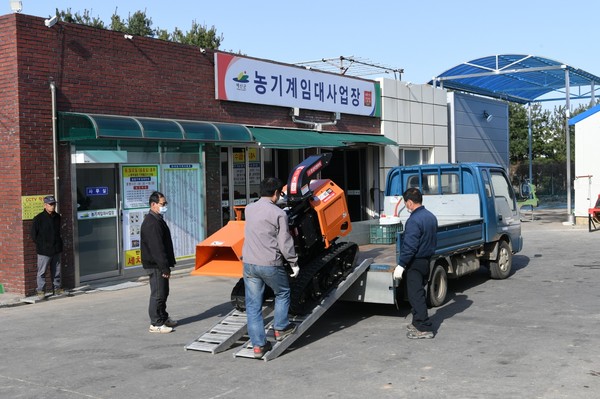 농업인이 사업소에서 무상 임대한 농기계를 운반하고 있다./ⓒ예산군청