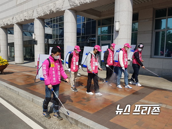 김유근 후보 진주시청앞에서‘진주사랑 코로나 방역단 출범식’모습./ⓒ정병기 기자