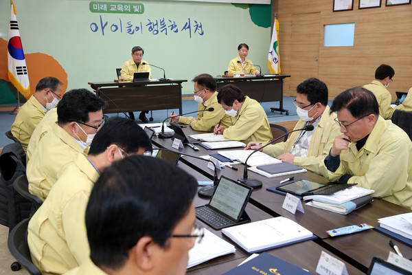 서천군 긴급 생활안정 지원 자금 추진 회의 장면.Ⓒ서천군청