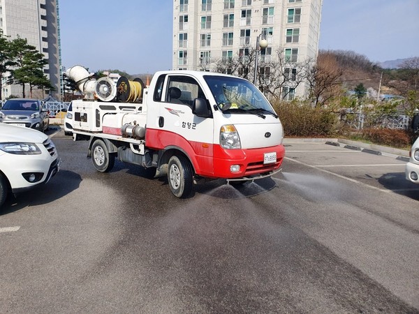 함양군 농업기술센터는 ‘코로나19’ 지역 확산이 우려되는 엄중한 위기상황에 축적된 가축방역 인적·물적 인프라를 활용하여 2일부터 상시방역지원 체제로 돌아섰다./ⓒ함양군