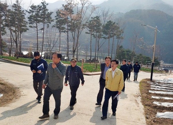 함양군 조현옥 부군수는 지난 1일 지리산생태체험단지를 찾아 사업현황을 점검하고 관계자들을 격려했다./ⓒ함양군