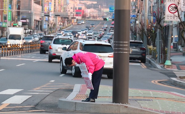 [뉴스프리존,보령=이진영 기자] 본격적인 선거운동이 시작된 3일 미래통합당 김태흠 후보(충남 보령·서천)가 충남 보령시 동대동 사거리에서 출근길을 나서는 시민들에게 인사를 하고 있다.©뉴스프리존