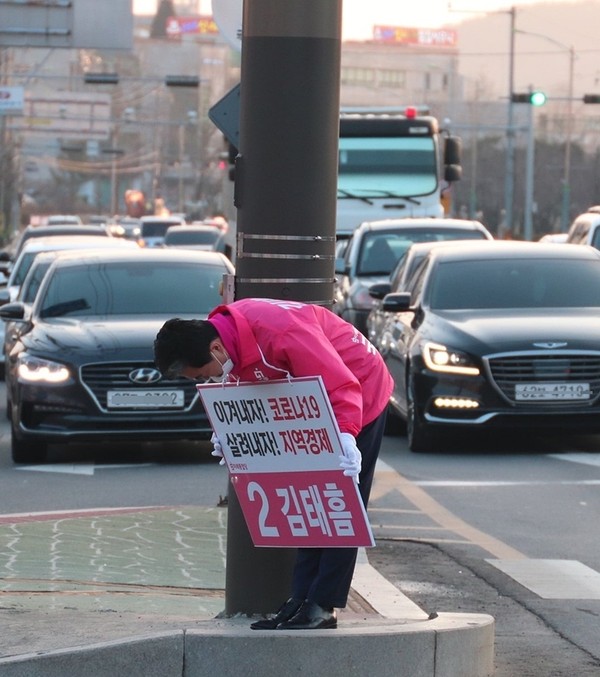 [뉴스프리존,보령=이진영 기자] 본격적인 선거운동이 시작된 3일 미래통합당 김태흠 후보(충남 보령·서천)가 충남 보령시 동대동 사거리에서 출근길을 나서는 시민들에게 인사를 하고 있다.©뉴스프리존