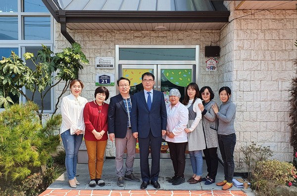 하늘빛어린이집이 국공립으로 전환됐다.지난 2일 하늘빛어린이집을 찾은 장충남 남해군수 모습./ⓒ남해군