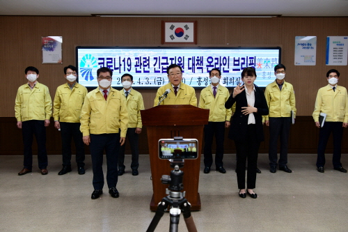 김석환 군수가 3일 기자회견을 갖고 서민층 생활안정자금을 긴급 지원한다고 밝혔다./ⓒ이종선 기자