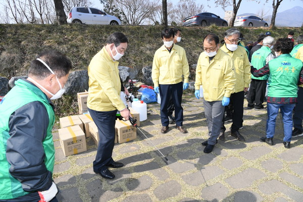 황선봉 군수가 한날한시 동시 방역소독에 참여하고 있다./ⓒ이종선 기자