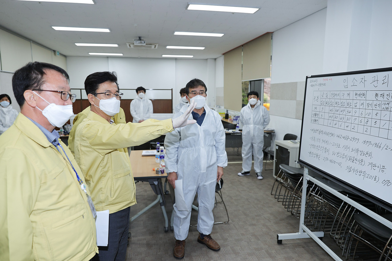 허태정 대전시장은 3일 오후 해외입국자 선별진료소가 마련된 대전역과 임시대기시설인 침산동 청소년수련마을을 방문해 근무자를 격려했다./ⓒ대전광역시