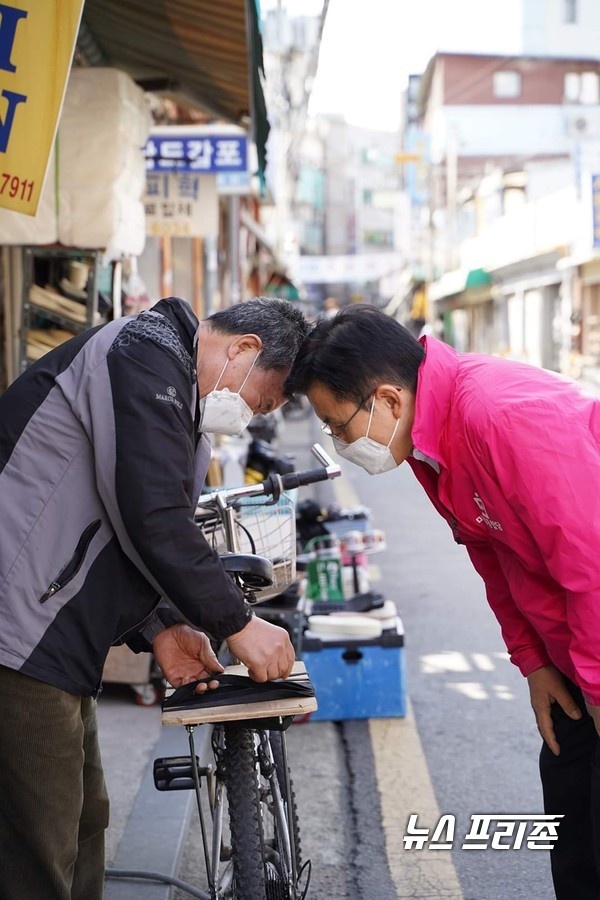 사진은  종로구에 출마한 미래통합당 황교안 후보가  머리를 숙여 유권자의 말을 듣고 있다.ⓒ황교안 후보 페이스북