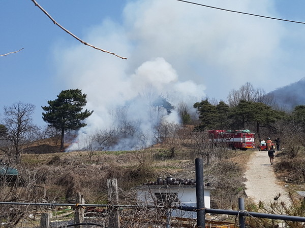 3일 낮 12시 4분쯤 충남 청양군 청양읍 적누리 한 야산에서 불이 나 신고를 받고 출동한 소방관들이 진화작업을 벌이고 있다.ⓒ청양소방서