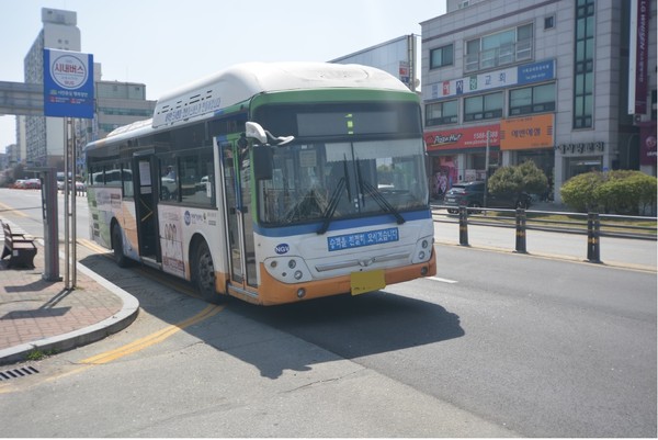 4일 낮 12시 23분쯤 충남 천안시 원성동 원성파출소 인근 시내버스 정류장에서 화물차가 시내버스를 추돌했다./ⓒ천안동남소방서