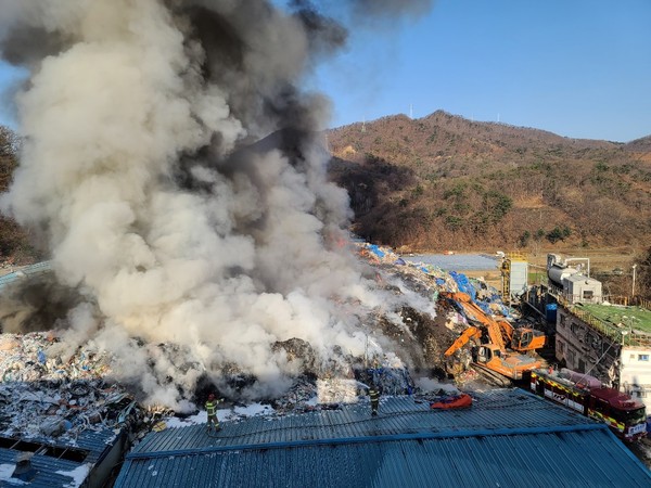 5일 오전 6시 49분쯤 충남 천안시 병천면 봉항리에 위치한 백산 그린에너지 폐비닐 쓰레기 처리업체 야적장에서 큰 불이 나 소방당국이 5시간이 지난 12시 현재까지 진화작업을 벌이고 있다./ⓒ천안동남소방서