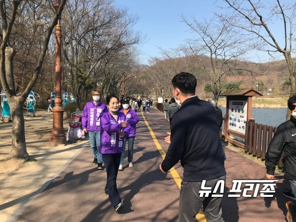 5일 경기 성남시 분당을 율동공원을 찾은 이나영 무소속 후보가 주말 산책 나온 시민과 인사를 나누고 있다./뉴스프리존