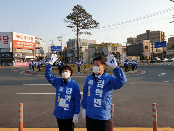 김학민 후보가 부인과 함께 예산읍 오거리 회전교차로에서 거리유세전을 펼치고 있다./ⓒ이종선 기자