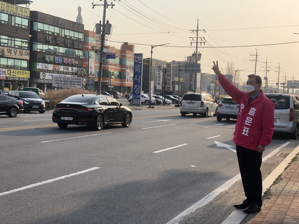 홍문표 후보가 홍성읍 시가지에서 기호 2번과 승리를 뜻하는 V자 손가락 제스처를 취하고 있다./ⓒ이종선 기자