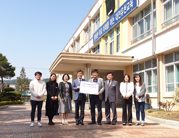 대전유천초등학교(교장 노유진)은 지난 3일 학교운영위원장 정상수씨로부터 코로나19 예방을 위한 마스크 1만장을 기탁받았다./ⓒ대전시교육청