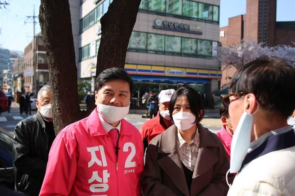 부인 심은하와 유세 나선 지상욱 후보미래통합당 서울 중구성동을 지상욱 후보가 4월 5일 중구 신당동에서 부인 심은하(오른쪽)씨와 함께 집중유세에 나섰다. 2020.4.6.