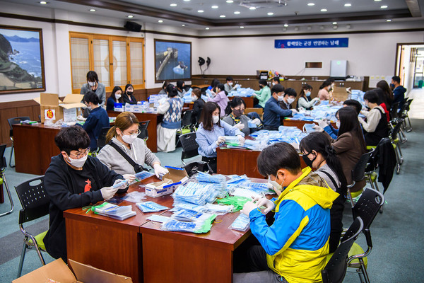 일회용 마스크를 포장하고 있는 남해군청 직원들 모습./ⓒ남해군