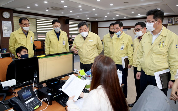 가세로 태안군수(왼쪽 세번째)가 긴급 생활안정자금 지원 TF 팀원들과 대화를 나누고 있다./ⓒ태안군청