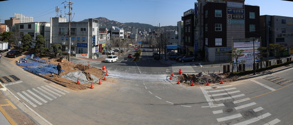 태안군청 정문 입구 확장공사 현장 모습./ⓒ태안군청