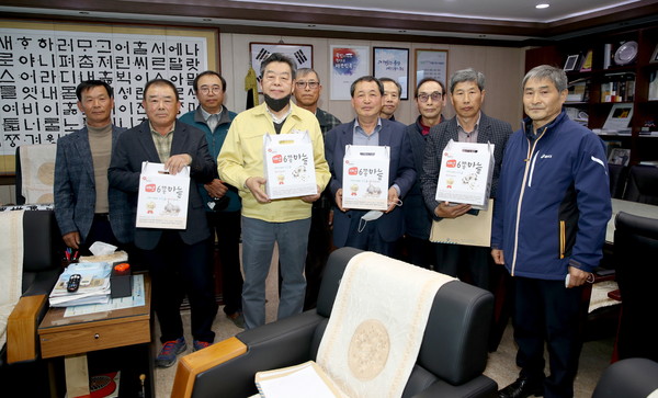 지난 3일 태안군청 군수 집무실에서 가세로 태안군수를 비롯한 군 관계자, 태안유황마늘생산자 영농조합법인 관계자 및 전국마늘 생산자협회 읍.면 대표자 등이 모인 가운데 열린 간담회에서 가세로 군수(앞줄 왼쪽 세번째)가 농가에 지원될 '태안 6쪽마늘 소포장 박스' 를 참석자들과 함께 들어보이며 기념촬영을 하고 있다./ⓒ태안군청