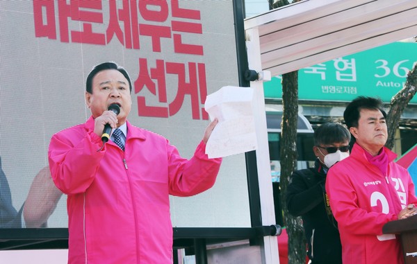 이완구 전 총리가 8일 보령·서천 미래통합당 김태흠 후보 지원유세에 나섰다.Ⓒ뉴스프리존