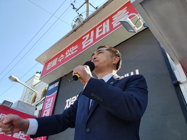 [뉴스피리존,보령=이진영 기자] 8일 보령 장날을 맞아 보령축협 앞에서 열린·서천 미래통합당 김태흠 후보 유세에 나선 김용필 전 도의원이 김태흠 후보를 지지해달라며 호소하고 있다.Ⓒ뉴스프리존