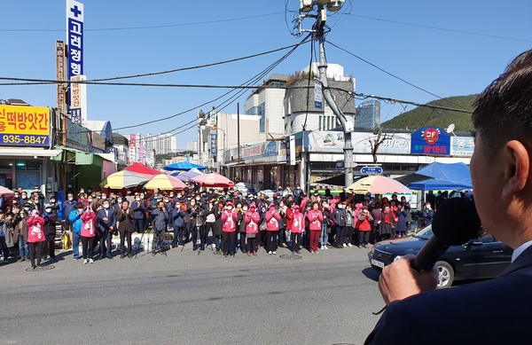 [뉴스피리존,보령=이진영 기자] 8일 보령 장날을 맞아 보령축협 앞에서 열린·서천 미래통합당 김태흠 후보 유세장에서 많은 시민들이 유세를 경청 하고 있다.Ⓒ뉴스프리존