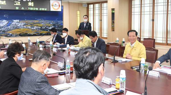 거창군은 8일 군청 상황실에서 구인모 거창군수를 비롯한 관련 부서장과 자문위원들이 참석한 가운데 ‘동산마을 개발 타당성조사 및 기본구상’ 수립을 위한 용역 중간보고회를 개최했다./ⓒ거창군