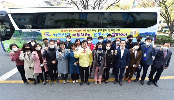 진주시 공무원들이 이용하는 점심시간용 셔틀버스가 지역식당 살리기 역할을  톡톡히 하고 있다./ⓒ진주시