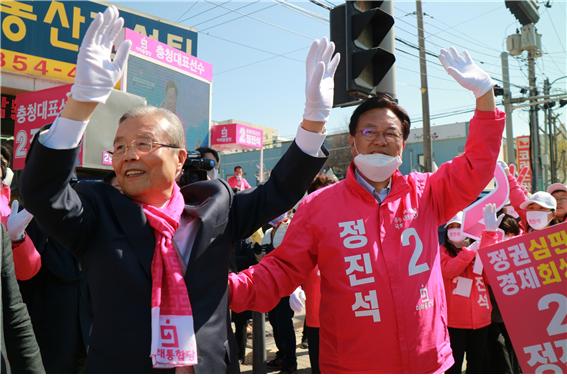 8일 김종인 미래통합당 총괄 선거대책위원장이 충남 공주·부여·청양지역 정진석 후보 선거구를 찾아 지원유세를 펼쳤다.©뉴스프리존