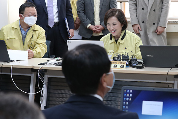 유은혜 부총리 겸 교육부 장관이 7일 오후 충북 원평중학교에서 원격수업에 참여하고 있다.