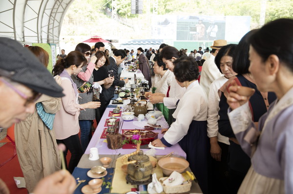 하동군은 코로나19 여파로 매년 봄 우리나라 차 시배지에서 열리던 하동야생차문화축제가 하반기로 연기됐다./ⓒ하동군