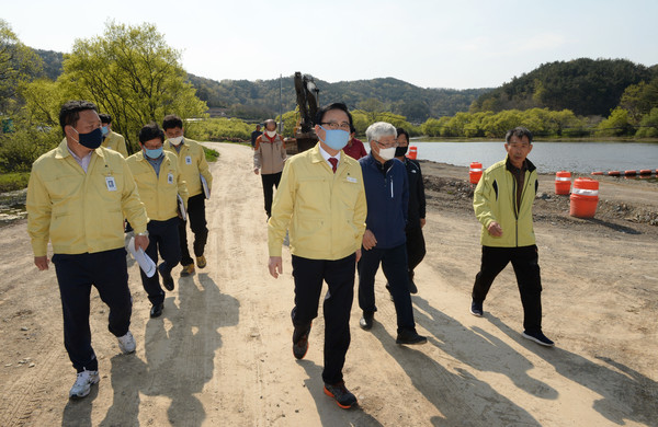 9일, 한정우 군수가 대야 자연재해위험지구를 점검하고 있다./ⓒ창녕군